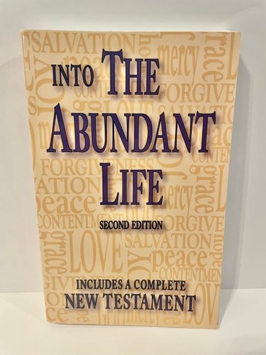 Into the Abundant Life (Includes a Complete New Testament) by N/A, Good Book