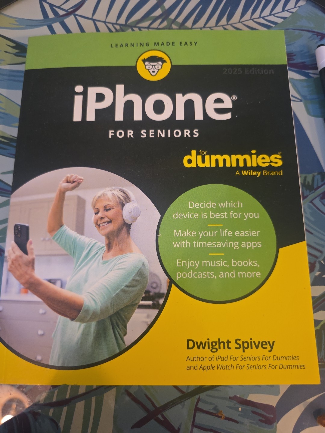 iPhone For Seniors For Dummies, 2025 Edition Paperback Dwight Spi