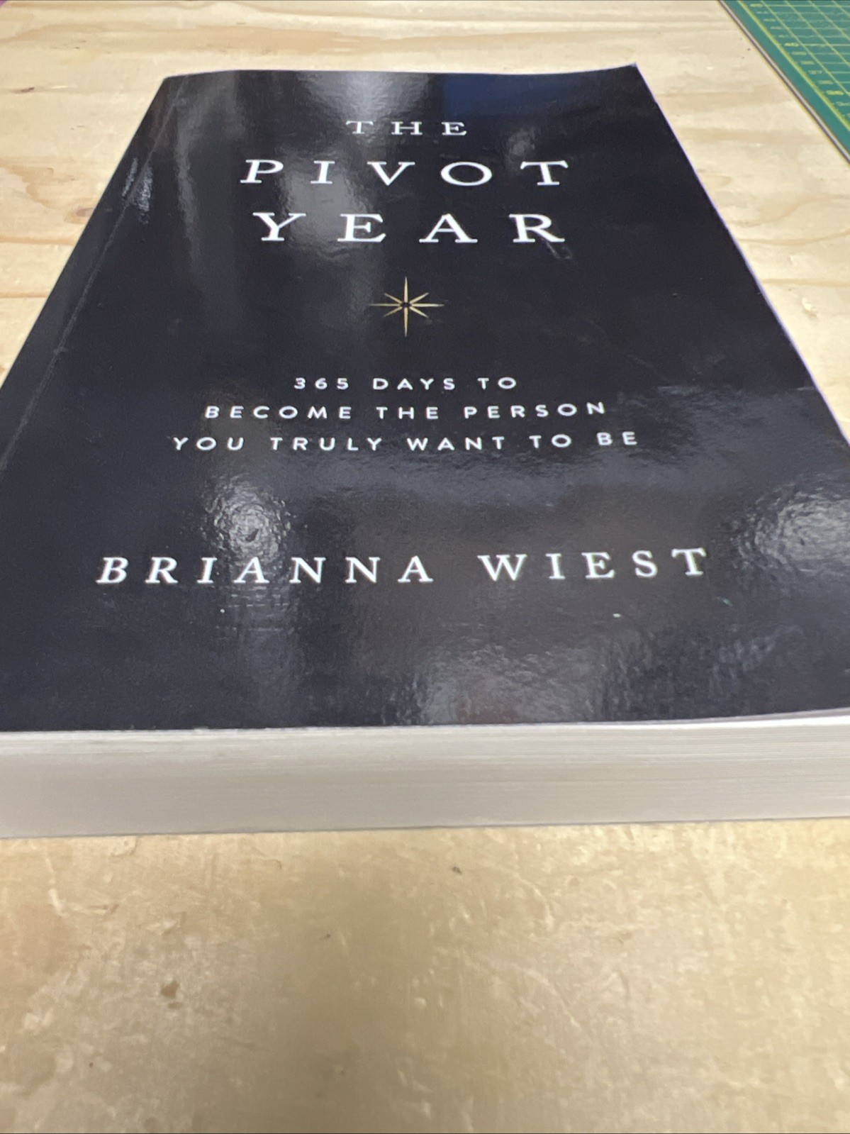 The Pivot Year: 365 Days To Become The Person You Truly Want To Be (Paperback)