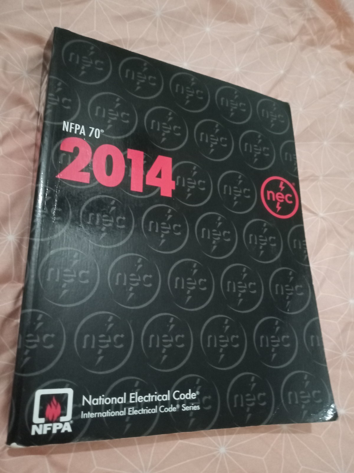 NFPA 70, National Electrical Code : 2014 Edition by National Fire PAPERBACK