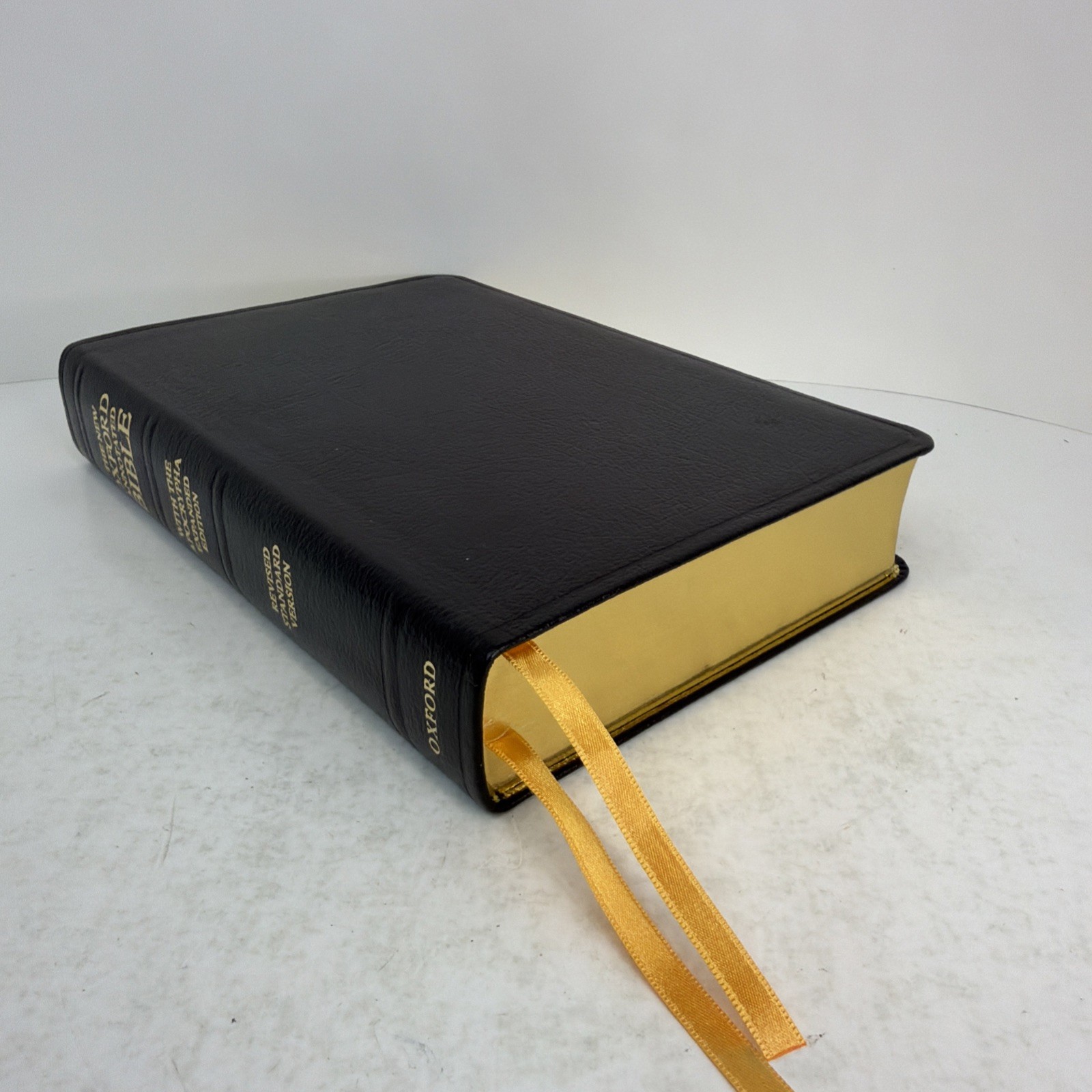 New Oxford Annotated Bible with Apocrypha Revised Standard Version Black Leather