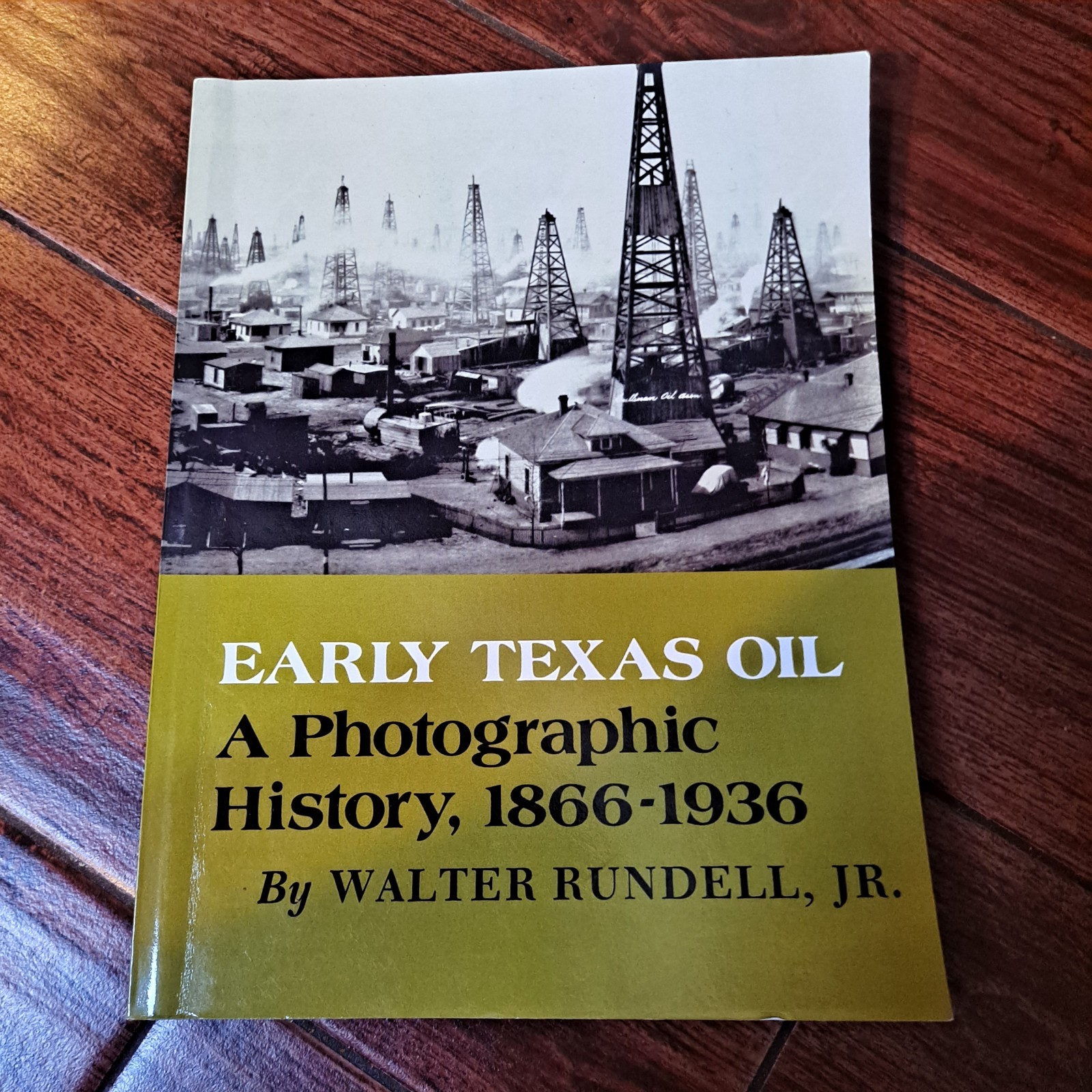 Early Texas Oil : A Photographic History, 1866-1936, Paperback by Rundell