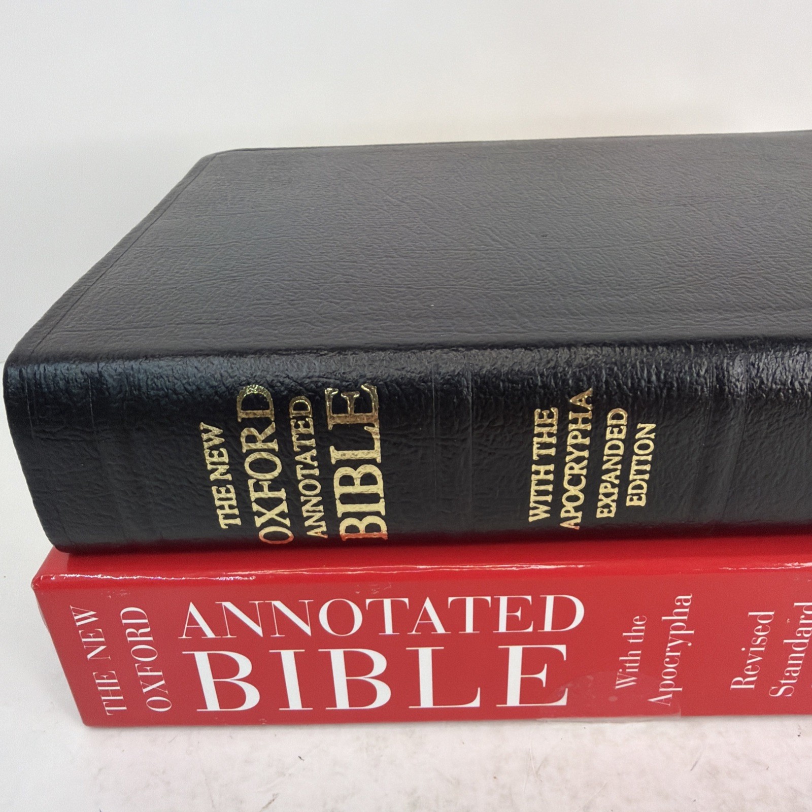 New Oxford Annotated Bible with Apocrypha Revised Standard Version Black Leather