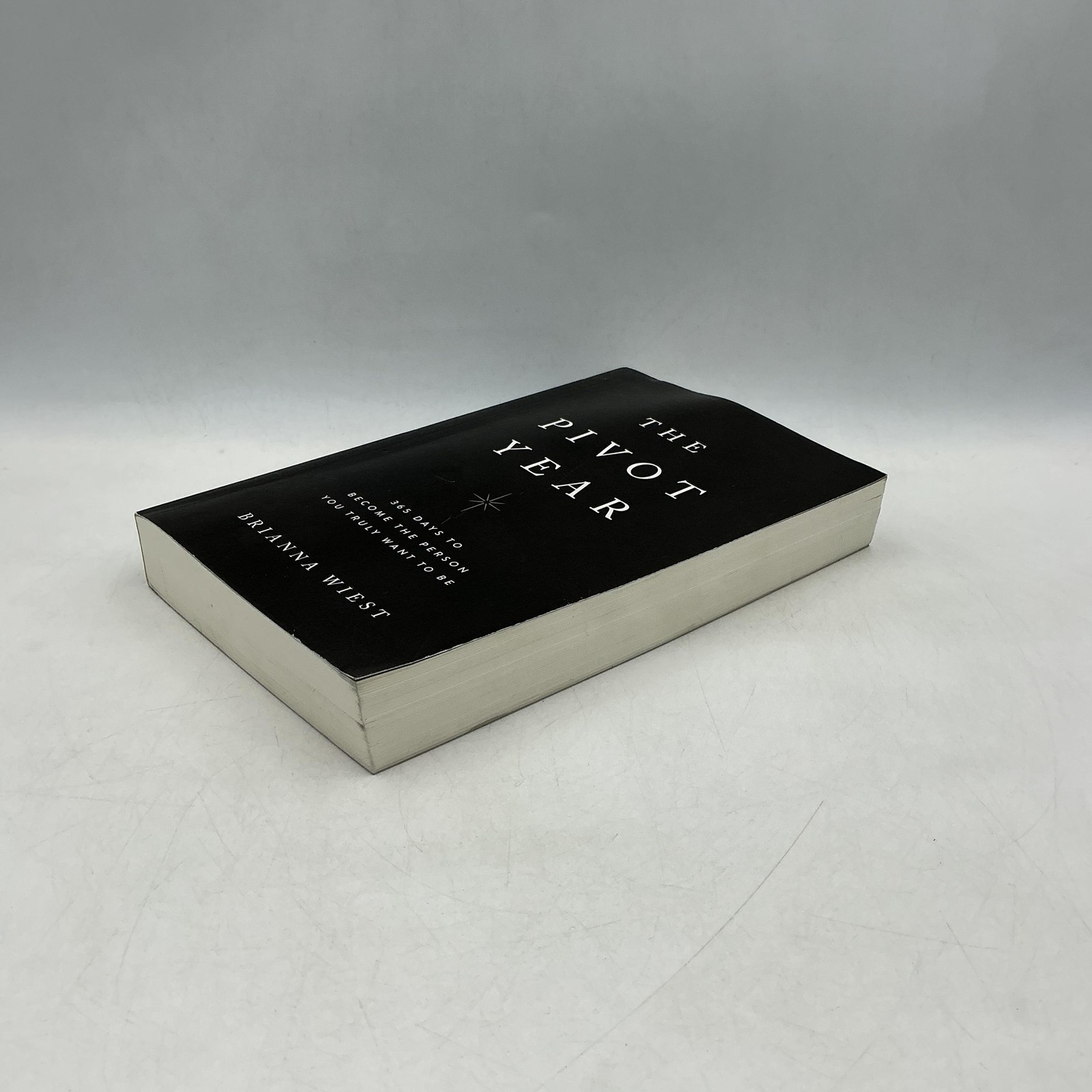 The Pivot Year Brianna Wiest Thought Catalog PB Black 2023 USA Self-Help