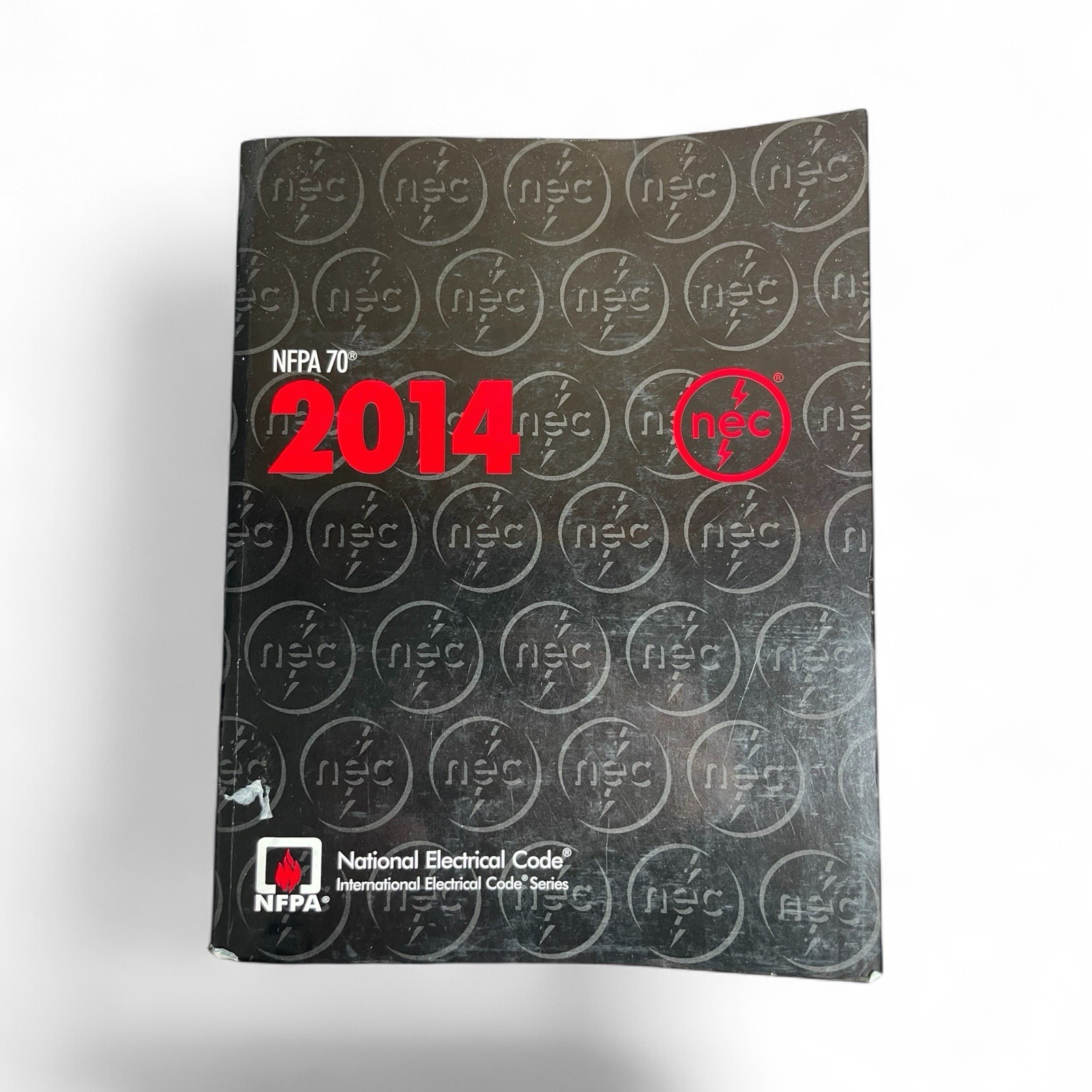 NFPA 70, National Electrical Code : 2014 Edition Paperback – VERY GOOD