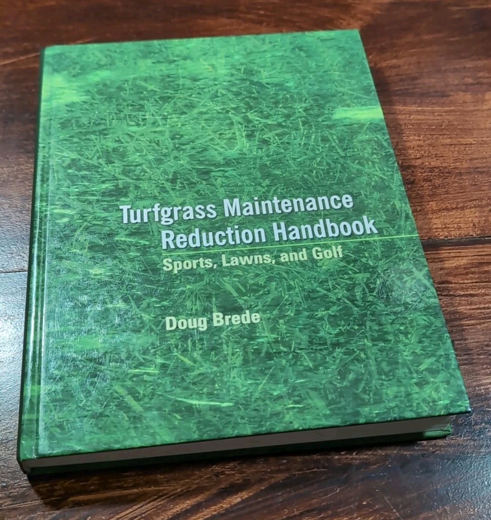 Turfgrass Maintenance Reduction Handbook: Sports, Lawns and Golf by Doug Brede