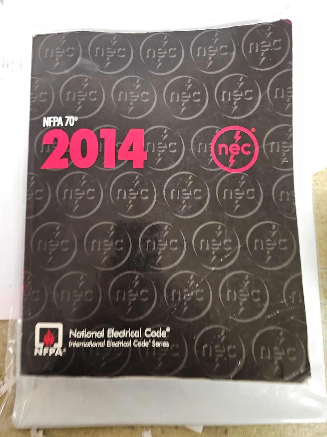 NFPA 70, National Electrical Code : 2014 Edition by National Fire PAPERBACK