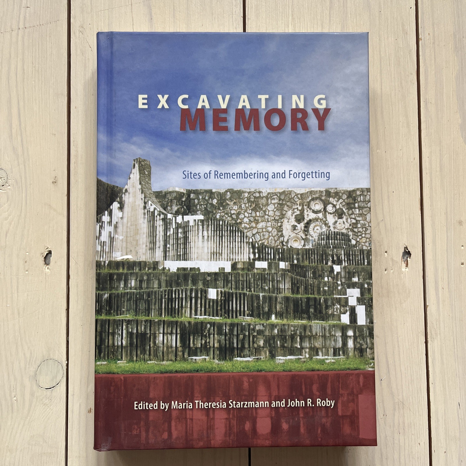 Excavating Memory: Sites of Remembering and Forgetting by Starzmann and Roby